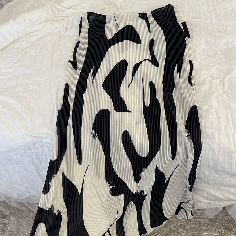 Graphic Print Skirt - Picture 4 of 4